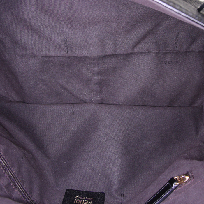 Bolso de mano Fendi Maxi Baguette en charol negro - Detail D3