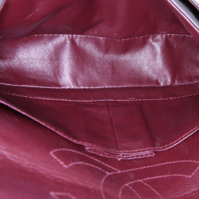 Sac à main Chanel 2.55 en cuir matelassé gris - Detail D3