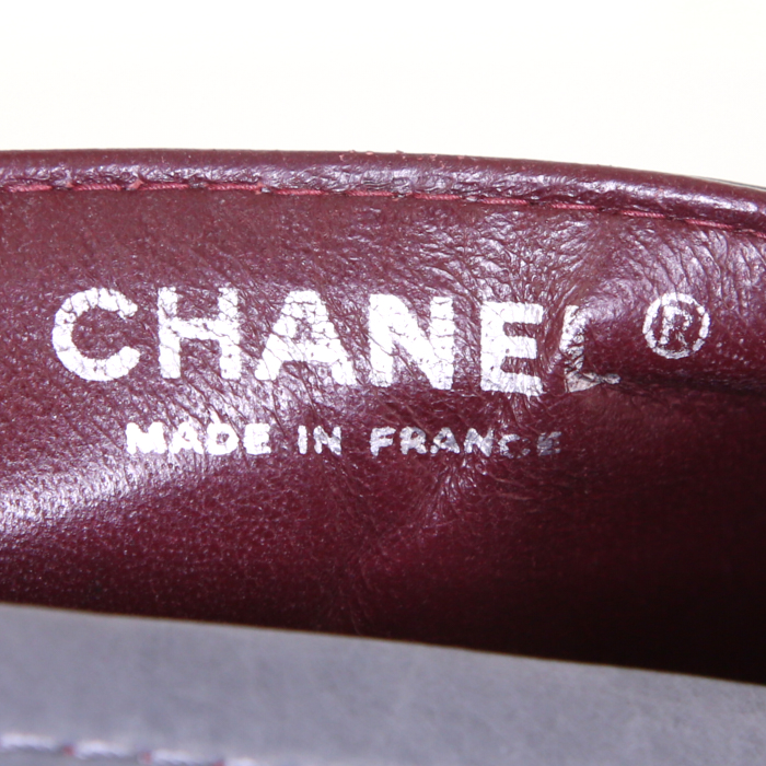 Chanel 2.55 handbag in grey quilted leather - Detail D4