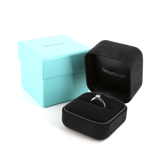 Bague solitaire Tiffany
Co Lucida en platine et diamant (0,41 carat) - Detail D2
