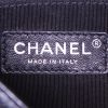 Bolso bandolera Chanel Gabrielle  en fieltro negro y cuero negro - Detail D4 thumbnail