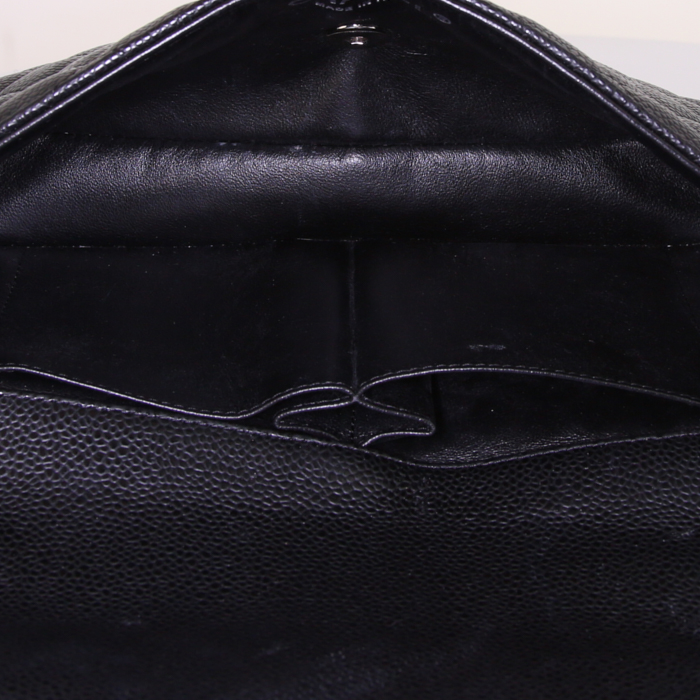 Bolso para llevar al hombro o en la mano Chanel  East West en cuero granulado acolchado negro - Detail D2