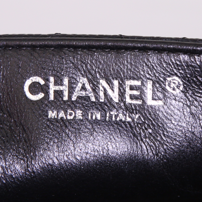 Chanel  East West bag worn on the shoulder or carried in the hand  in black quilted grained leather - Detail D3