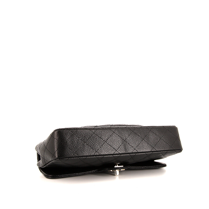 Bolso para llevar al hombro o en la mano Chanel  East West en cuero granulado acolchado negro - Detail D4