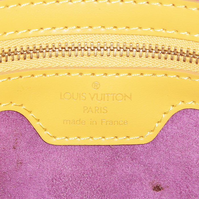 Sac à main Louis Vuitton Lussac en cuir épi jaune - Detail D3
