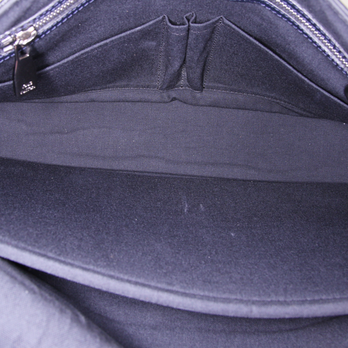 Louis Vuitton Messenger shoulder bag in navy blue taiga leather - Detail D2