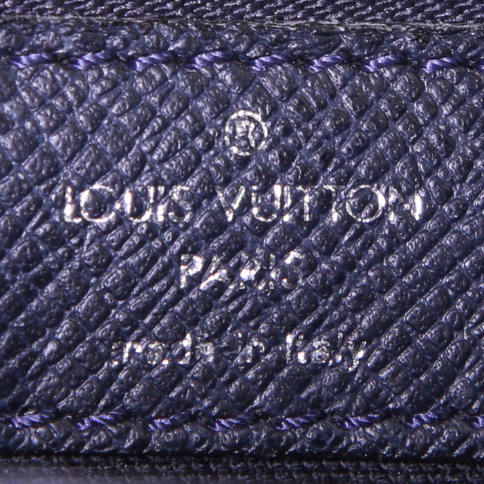 Sac bandoulière Louis Vuitton Messenger en cuir taiga bleu-marine - Detail D3