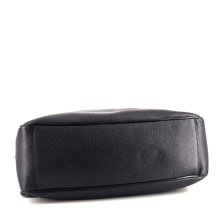 Sac bandoulière Louis Vuitton Messenger en cuir taiga bleu-marine - Detail D4