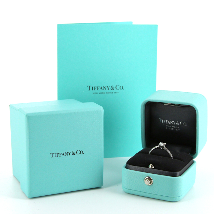 Tiffany & Co Novo solitaire ring in platinium and diamonds - Detail D2