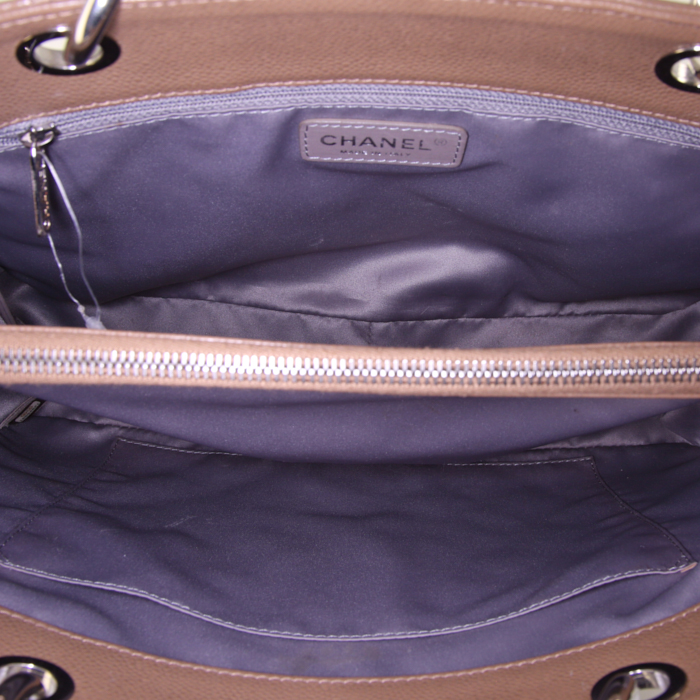 Chanel Shopping GST large model bag worn on the shoulder or carried in the hand in taupe quilted grained leather - Detail D2