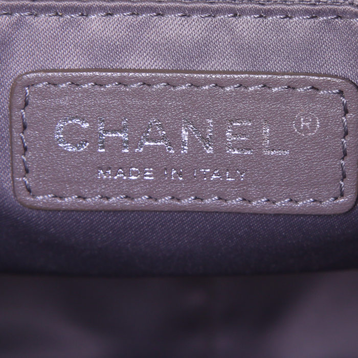 Chanel Shopping GST large model bag worn on the shoulder or carried in the hand in taupe quilted grained leather - Detail D3