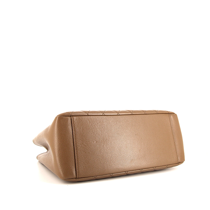 Sac porté épaule ou main Chanel Shopping GST grand modèle en cuir grainé matelassé taupe - Detail D4