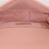 Bolso de mano Chanel Boy en cuero acolchado rosa - Detail D3 thumbnail