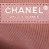 Bolso de mano Chanel Boy en cuero acolchado rosa - Detail D4 thumbnail