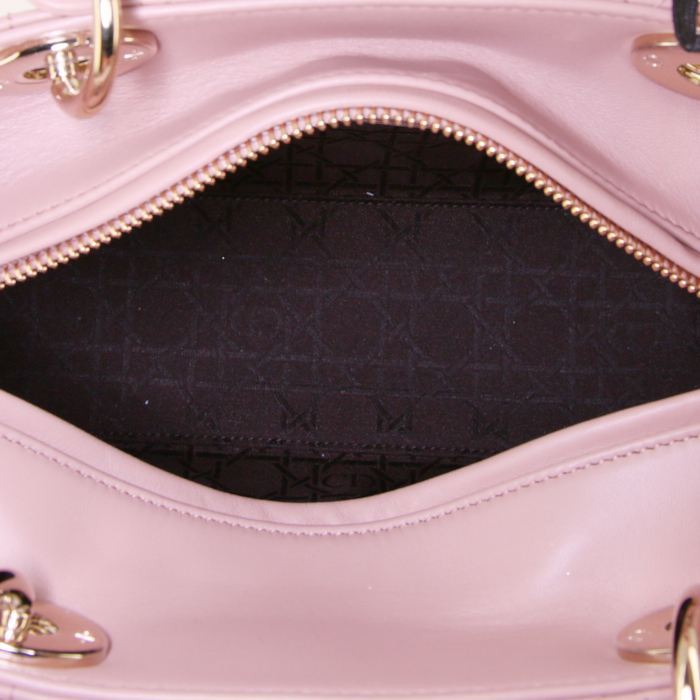 Sac à main Dior Lady Dior moyen modèle en cuir cannage rose-poudre - Detail D3