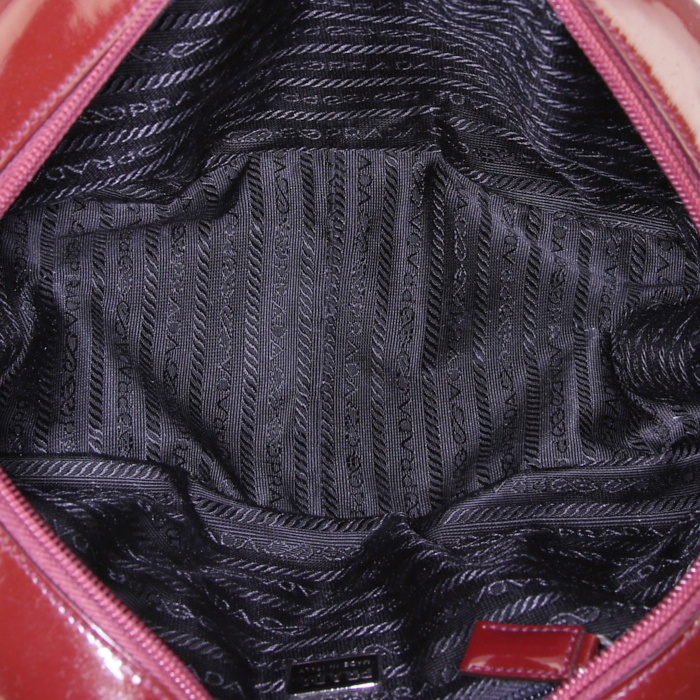 Bolso de mano Prada Bowling en cuero plateado y charol color burdeos - Detail D2