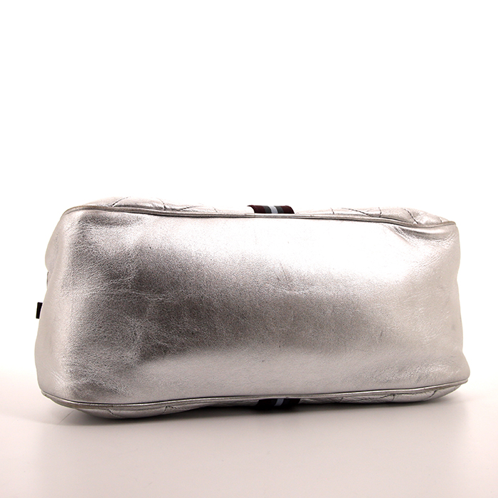 Sac à main Prada Bowling en cuir argenté et cuir verni bordeaux - Detail D4