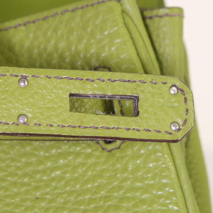 Hermes Kelly 32 cm handbag in anise green togo leather - Detail D5