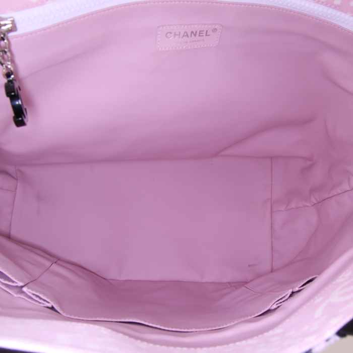 Chanel Tote shopping bag in pink and black canvas - Detail D2