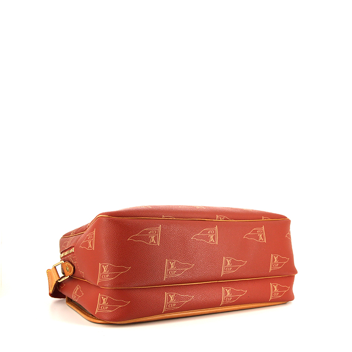 Bolso bandolera Louis Vuitton Calvi en lona monogram roja y cuero natural - Detail D4