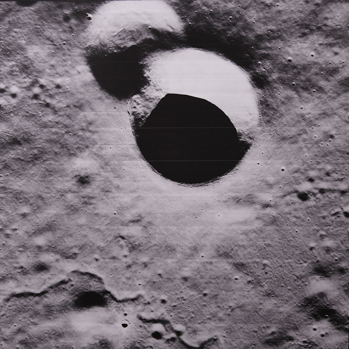 NASA, Mission Lunar Orbiter, photographie de l'observation zénithale du sol lunaire: "LUNAR ORBITER V-129H", de 1967, tirage argentique d'époque - Detail D1