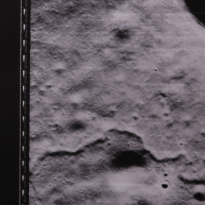 NASA, Lunar Orbiter Mission, photograph "LUNAR ORBITER V-129H" of the zenith observation from the lunar soil, of 1967, vintage gelatin-silver print - Detail D2