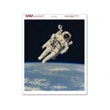 NASA, Mission STS-41B, navette spatiale Challenger, photographie de l'astronaute Bruce Mc Candless devenant le premier Homme à réaliser un vol sans attache dans l'espace, le 7 février 1984, tirage chromogénique d'époque sur papier Kodak