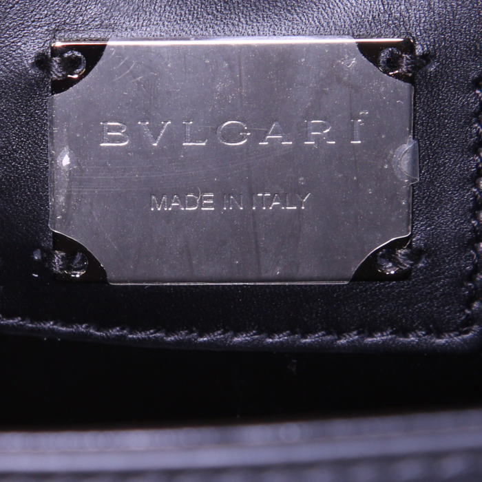 Bulgari Serpenti handbag in black leather - Detail D4