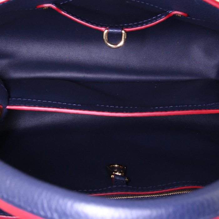 Bolso bandolera Louis Vuitton  Capucines MM modelo mediano  en cuero granulado azul y junco rojo - Detail D3