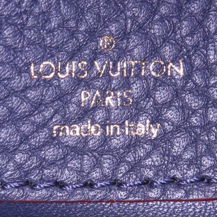 Sac bandoulière Louis Vuitton  Capucines MM moyen modèle  en cuir grainé bleu et jonc rouge - Detail D4