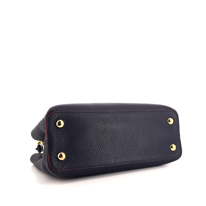 Louis Vuitton  Capucines MM medium model  shoulder bag  in blue grained leather  and red piping - Detail D5