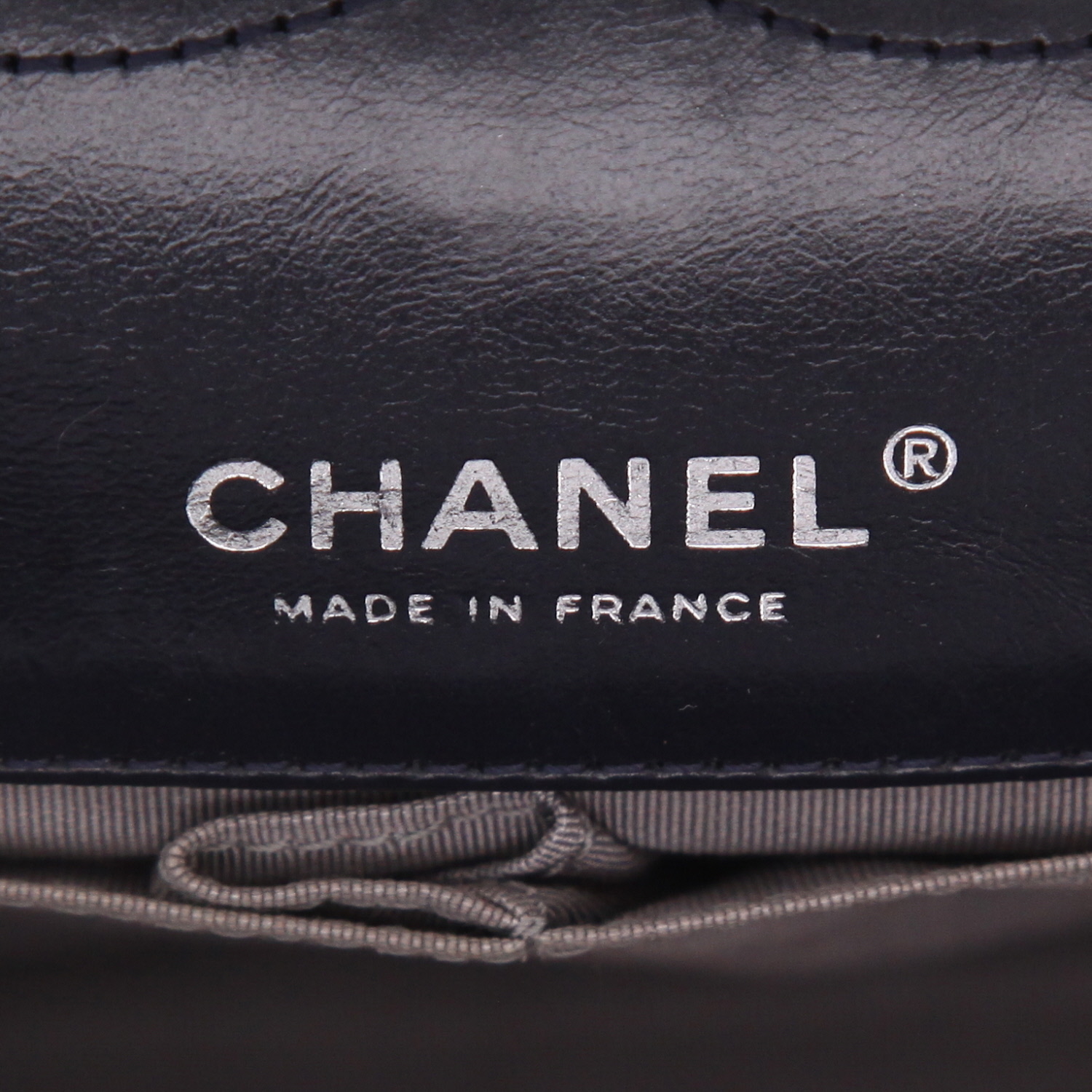 Sac à main Chanel 2.55 en cuir matelassé bleu-marine - Detail D2