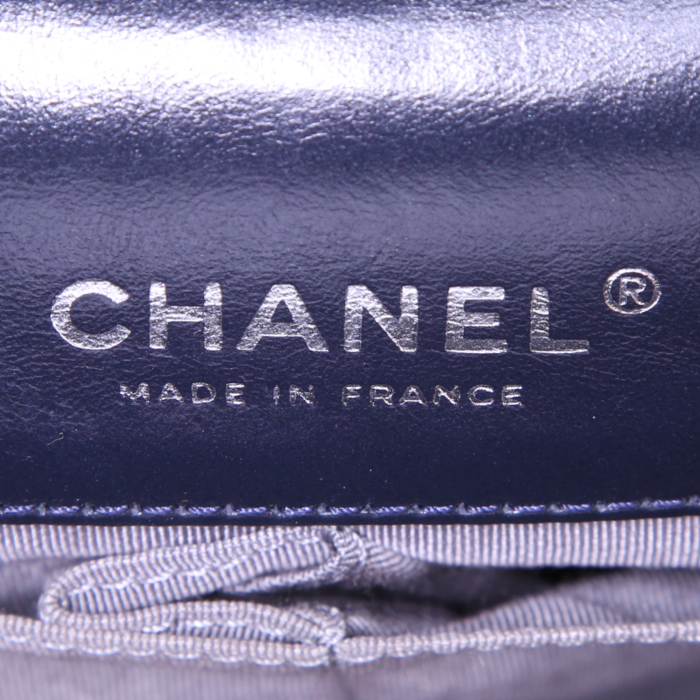 Bolso de mano Chanel 2.55 en cuero acolchado azul marino - Detail D4