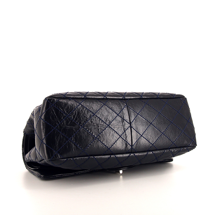 Chanel 2.55 handbag in navy blue quilted leather - Detail D5
