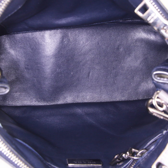 Bolso de mano Prada  Galleria modelo mediano  en cuero saffiano azul blanco y gris - Detail D3