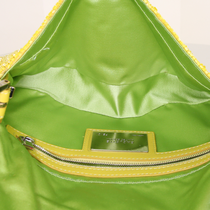 Bolso de mano Fendi Baguette en tejido y estrás y cuero amarillo - Detail D2