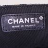 Bolso de mano Chanel Baguette en tweed beige, negro y marrón - Detail D4 thumbnail