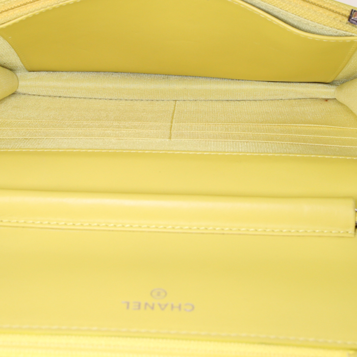 Chanel Wallet on Chain shoulder bag in yellow grained leather - Detail D2