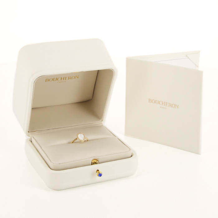 Boucheron Serpent Bohème S ring in yellow gold and mother of pearl - Detail D2
