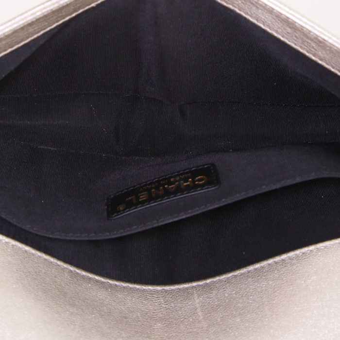 Bolsito de mano Chanel Boy en cuero negro y dorado - Detail D2