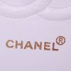 Bolso de mano Chanel Timeless en cuero acolchado blanco - Detail D4 thumbnail