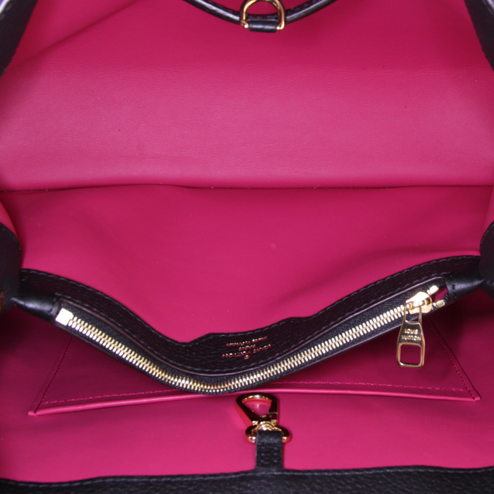 Louis Vuitton Capucines large model handbag in black grained leather - Detail D2