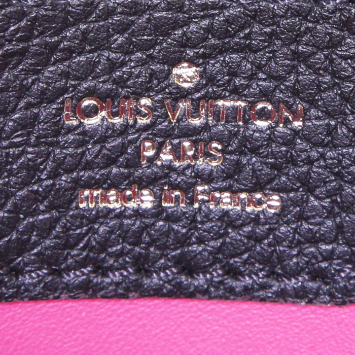 Sac à main Louis Vuitton Capucines grand modèle en cuir grainé noir - Detail D3