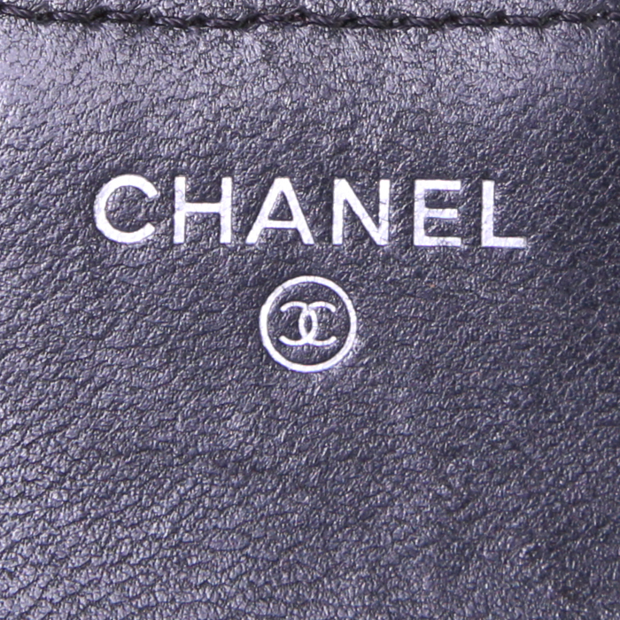 Billetera Chanel en cuero acolchado negro - Detail D2