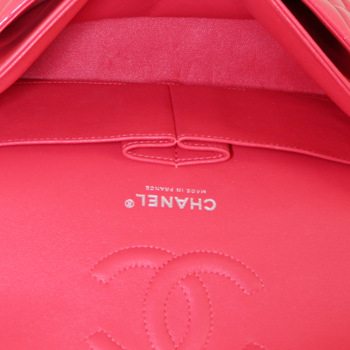 Chanel Timeless handbag in pink patent quilted leather - Detail D3