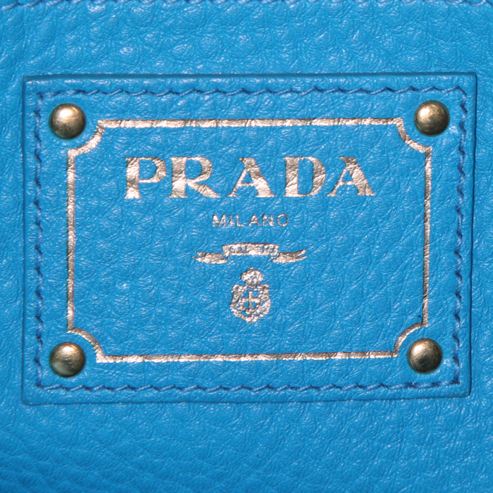 Sac à main Prada en cuir grainé turquoise - Detail D4