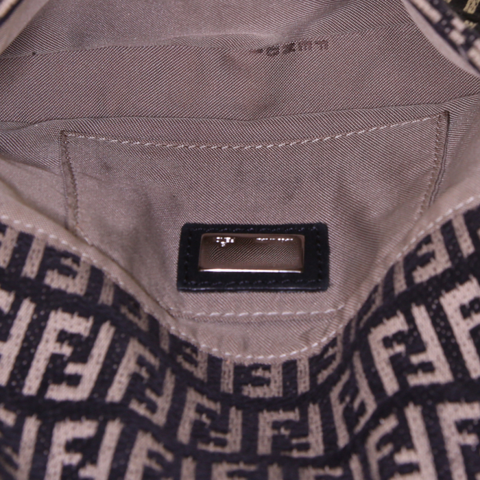 Bolso de mano Fendi Mini Baguette en lona bicolor beige y negra y cuero negro - Detail D2