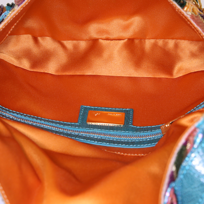 Bolso de mano Fendi Baguette en lona multicolor y piel de serpiente azul - Detail D2