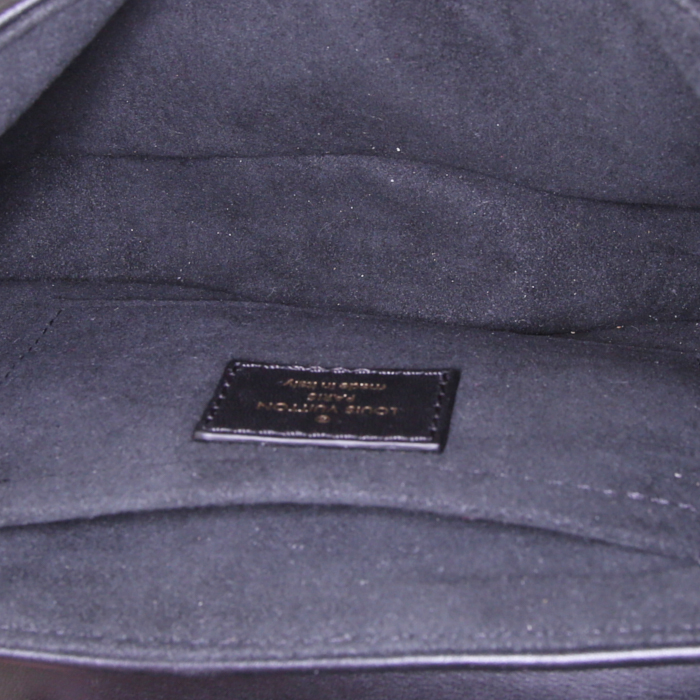 Louis Vuitton New Wave small model shoulder bag in black quilted leather - Detail D3