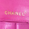 Bolso para llevar al hombro o en la mano Chanel East / West en cuero acolchado rosa - Detail D3 thumbnail